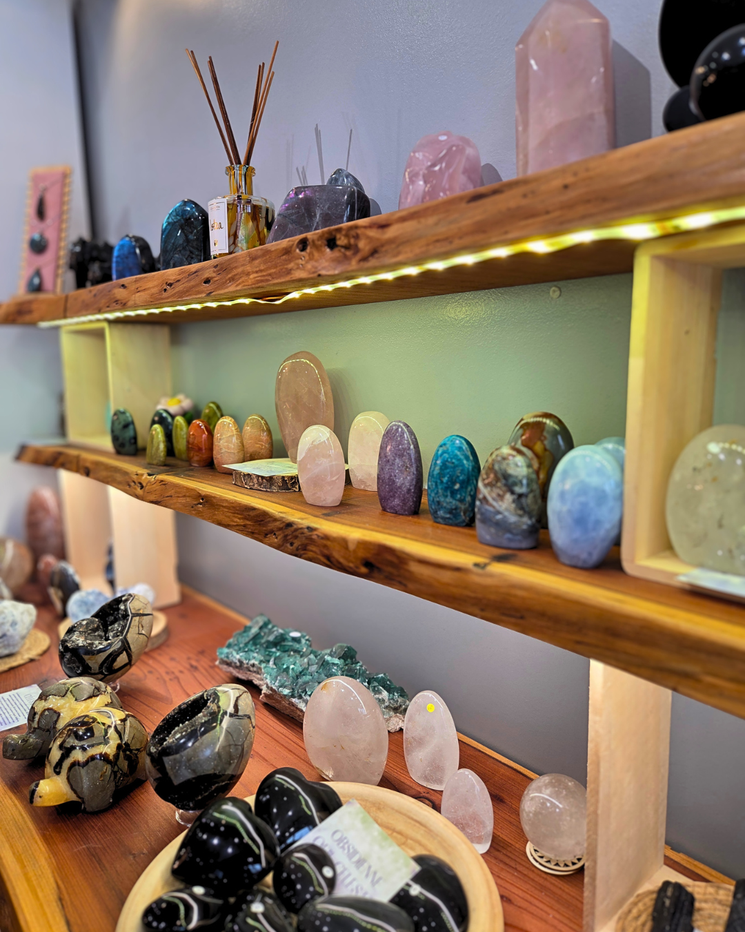 Étagères de minéraux et pierres naturelles dans la boutique Perle Jade à Cognac Étagères de minéraux et pierres naturelles dans la boutique Perle Jade à Cognac